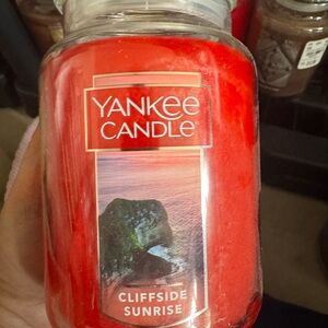 Yankee Candle Vibrant Red Cliffside Sunrise